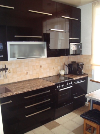 Кухонный гарнитур с акриловыми фасадами "Черный глянец" 2.8м